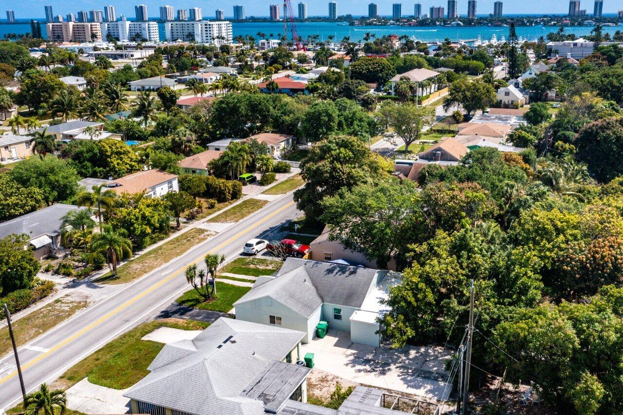 163 Silver Beach Road Riviera Beach, FL 33403 - Photo 27 of 33 027-163SilverBeachRoad-LakePark-FL-33403