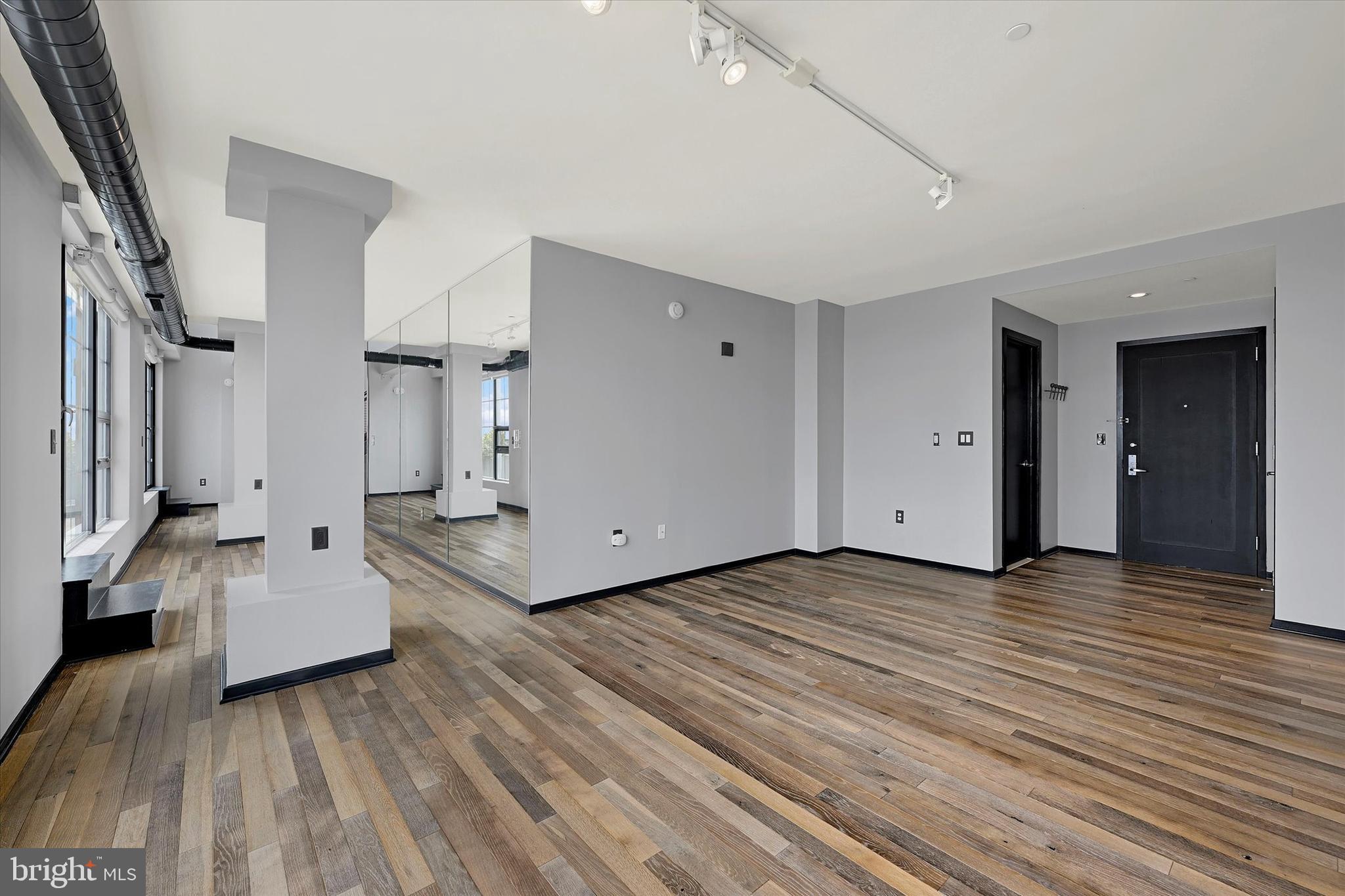 1200 Steuart Street, Unit 1913 Baltimore, MD 21230 - Photo 12 of 94 Industrial chic Living room.