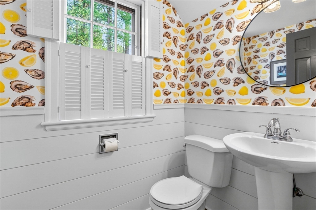 26 Hobart Road Wellesley, MA 02482 - Photo 15 of 34 Gallery Image 15
