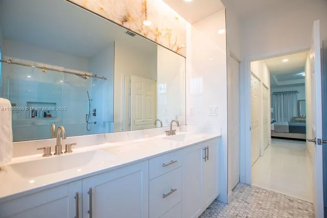 a view of a backyard