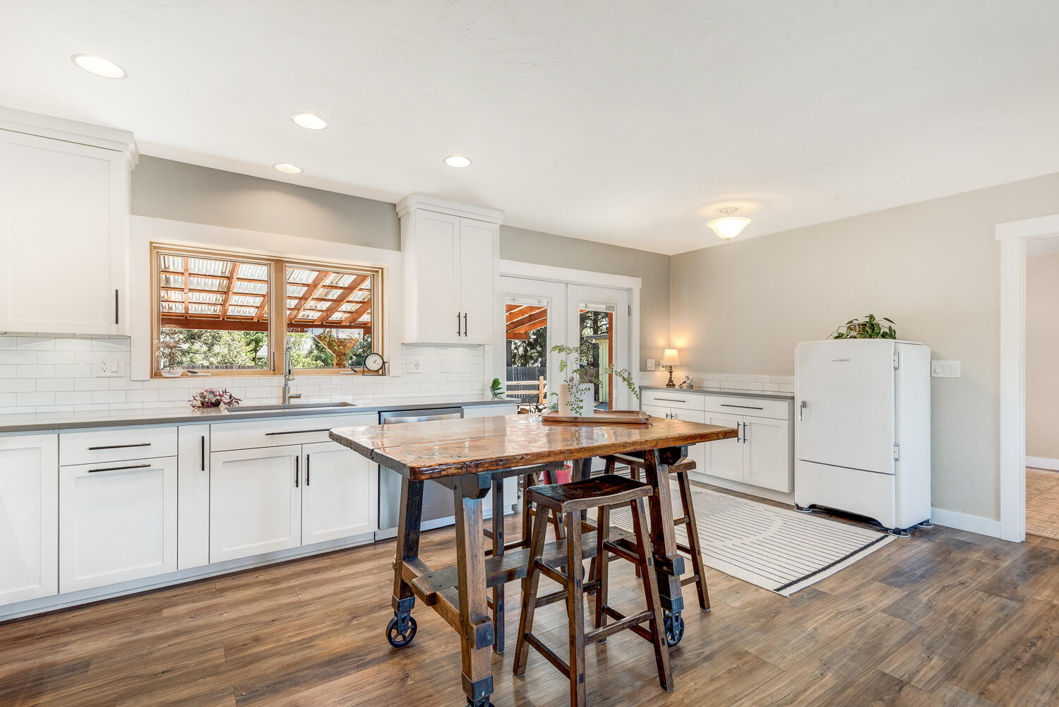 63406 Vogt Road Bend, OR 97701 - Photo 7 of 27 Kitchen