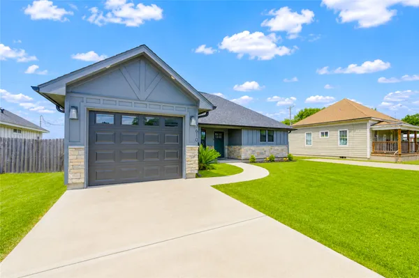$1,955 | 7610 Avenue G, Beasley, TX 77417