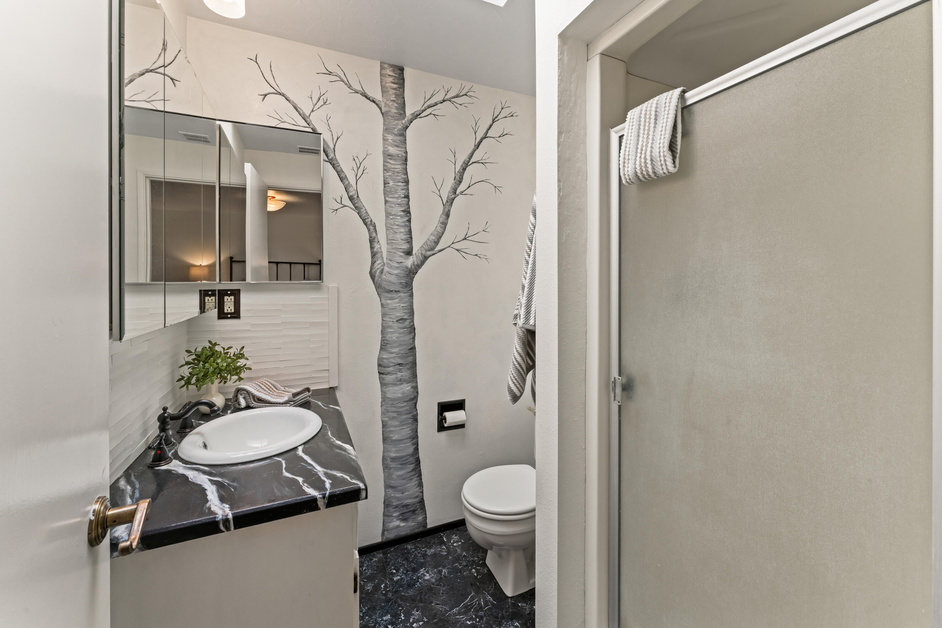 17845 Plainview Road Bend, OR 97703 - Photo 19 of 41 Primary Ensuite with Walk-In Closet