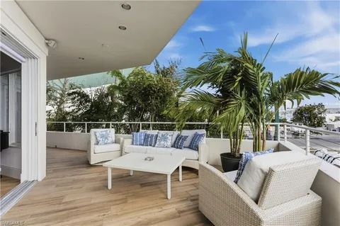 $2,950,000 | 909 10th Street South, Unit 201, Naples, FL 34102