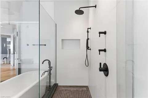 $2,950,000 | 909 10th Street South, Unit 201, Naples, FL 34102