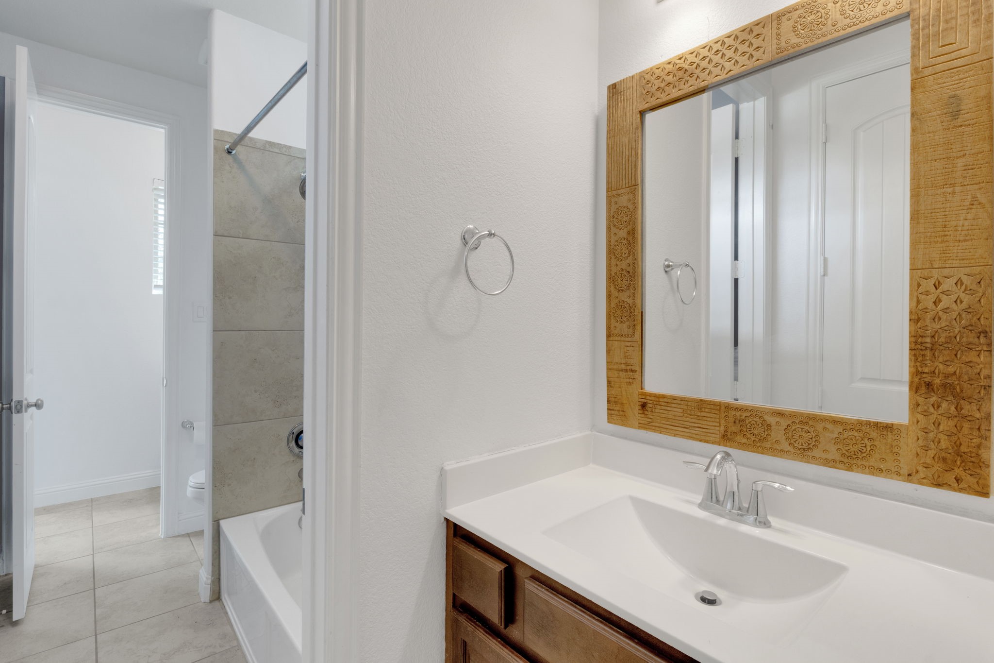 23509 Red Juniper Lane New Caney, TX 77357 - Photo 34 of 48 Jack and Jill Bathroom