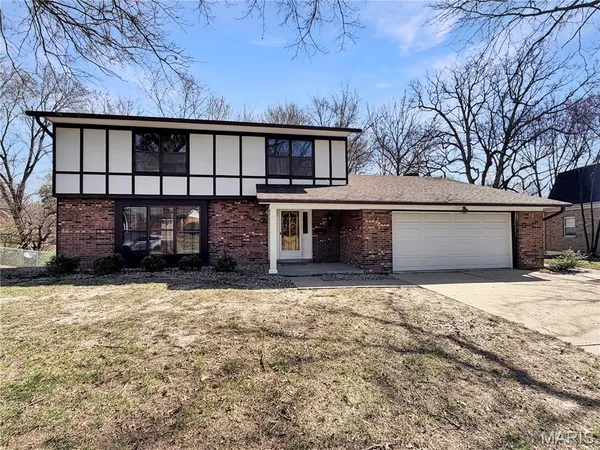 $249,000 | 329 Country Club Lane, Belleville, IL 62223