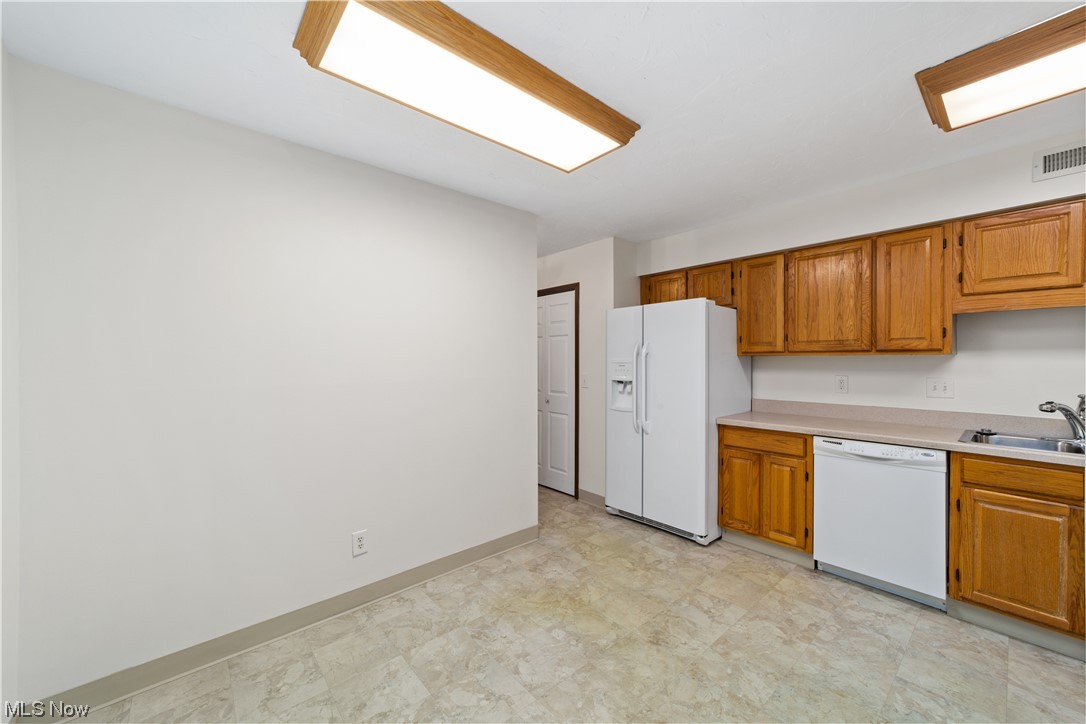 4675 Mayfield Road, Unit D South Euclid, OH 44121 - Photo 8 of 28 Eat-in Kitchen