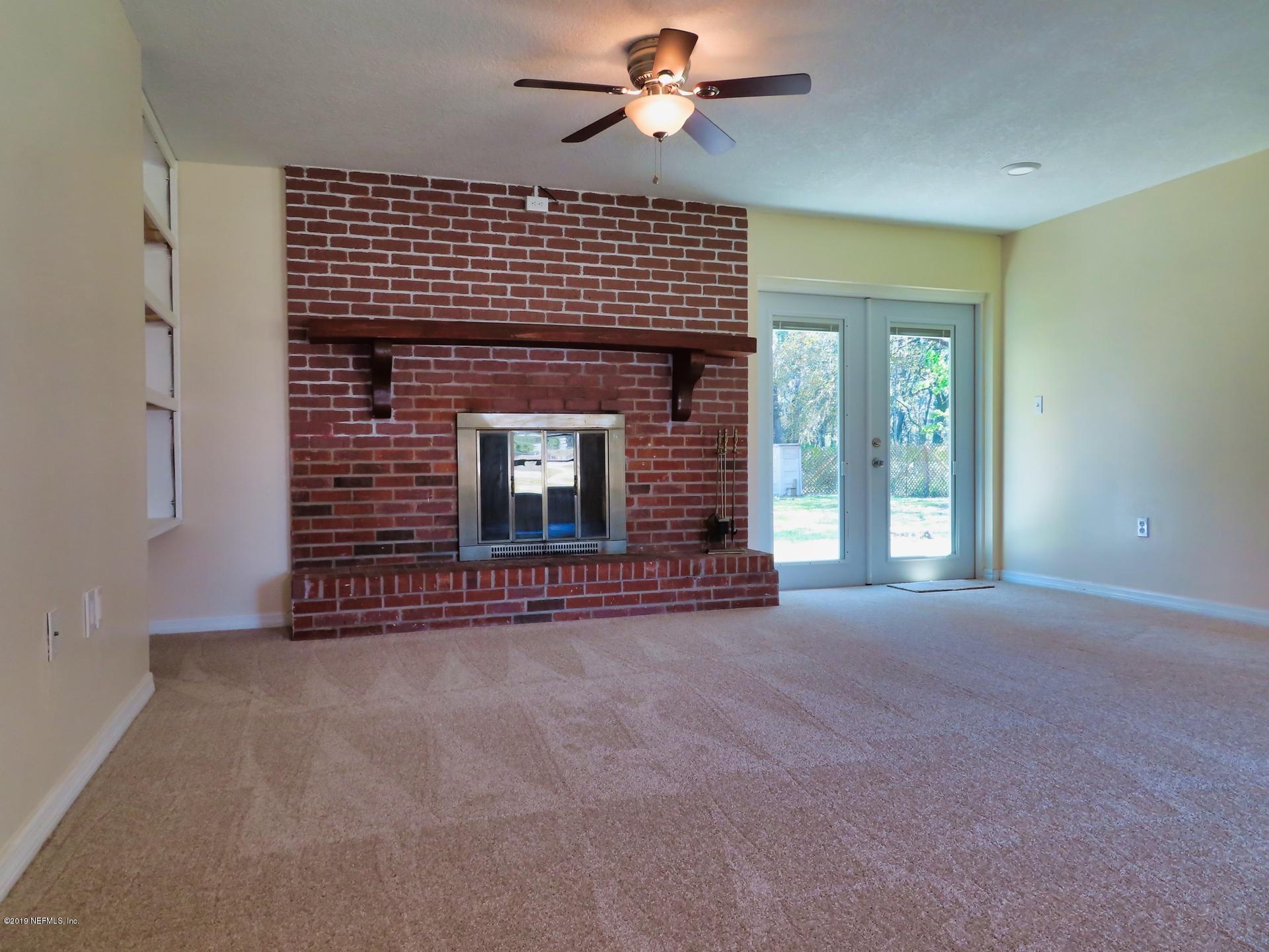 128 Hoover Road Palatka, FL 32177 - Photo 16 of 55 Spacious living room with fireplace.
