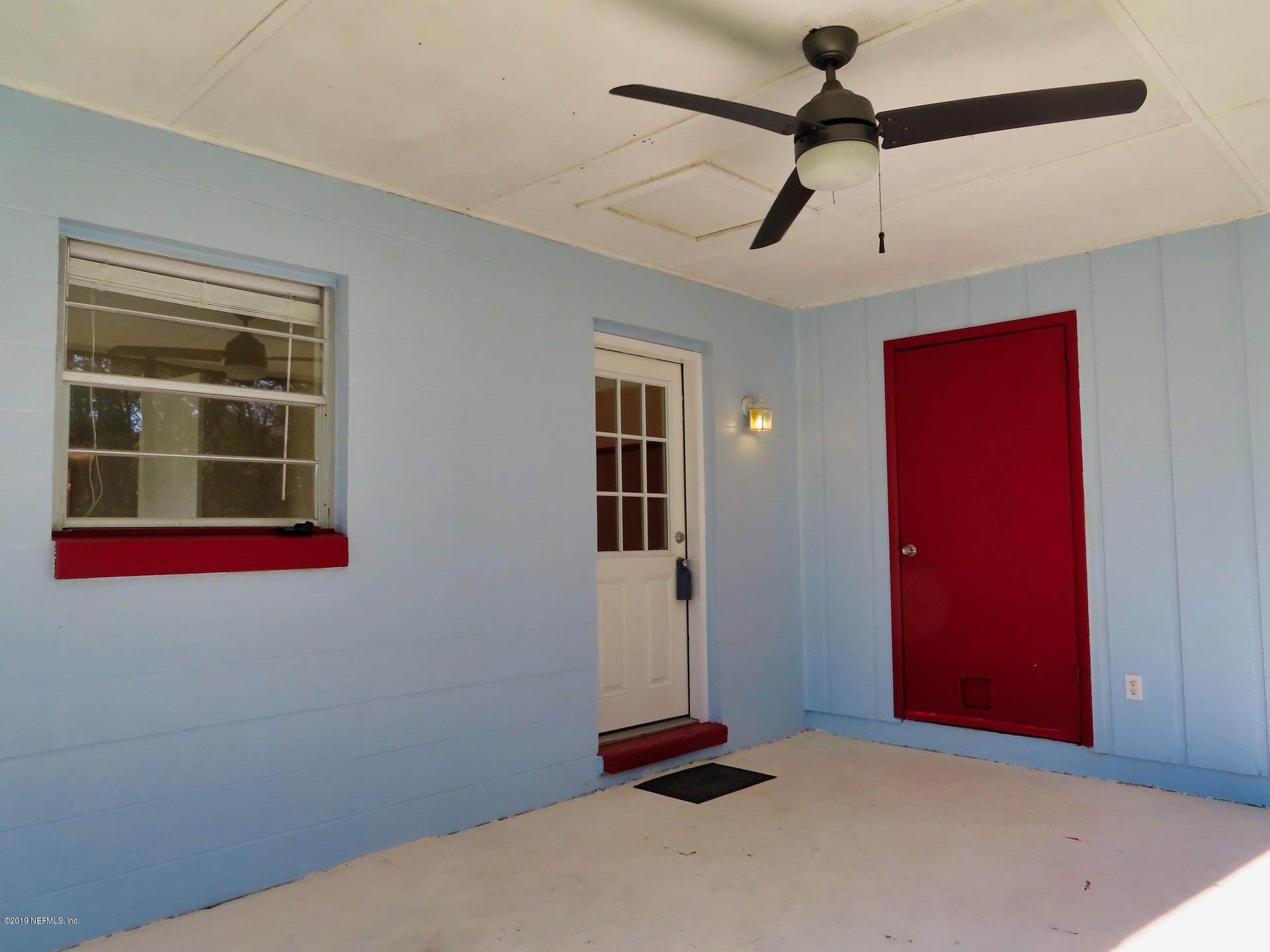 128 Hoover Road Palatka, FL 32177 - Photo 33 of 55 Easy access to the kitchen from patio.