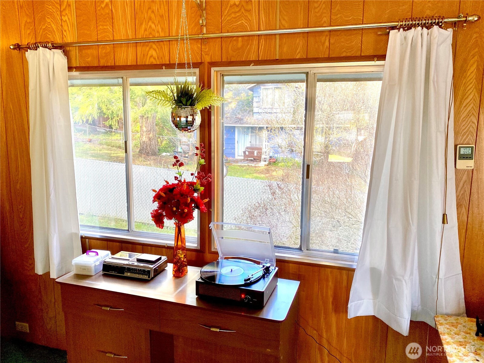 8491 Illahee Road Northeast Bremerton, WA 98311 - Photo 18 of 36 a room with furniture and window