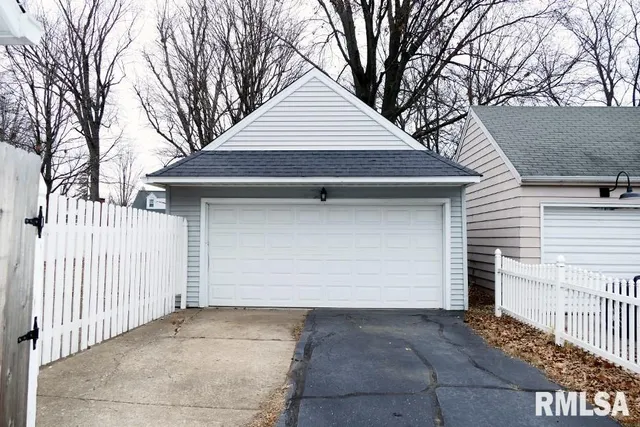 $164,900 | 4922 North Endres Avenue, Peoria, IL 61614