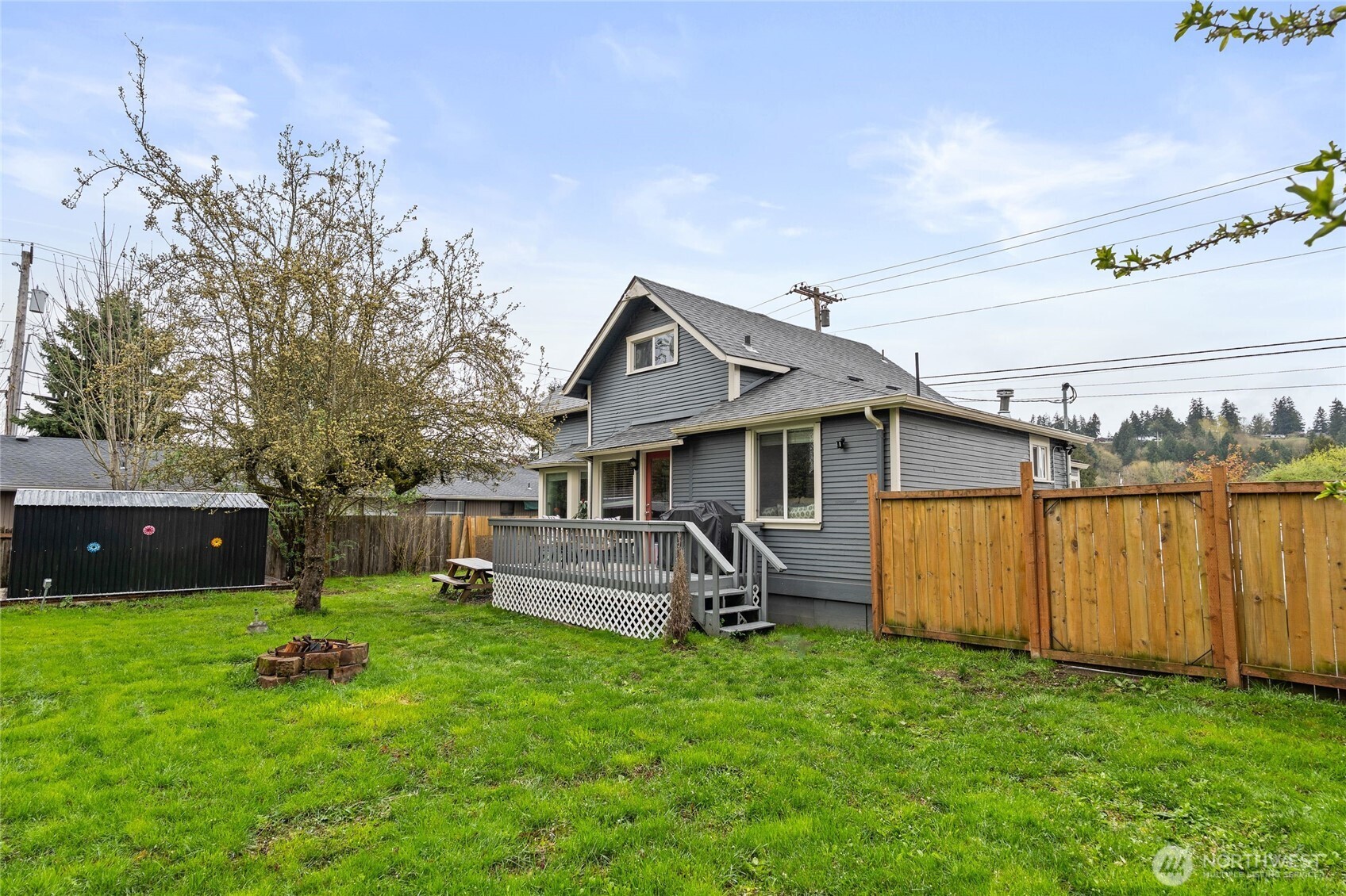 11 R Street Southeast Auburn, WA 98002 - Photo 2 of 38 a front view of a house with garden