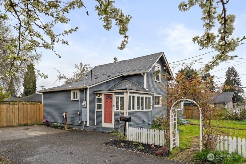 11 R Street Southeast Auburn, WA 98002 - Photo 34 of 38 a front view of a house with garden