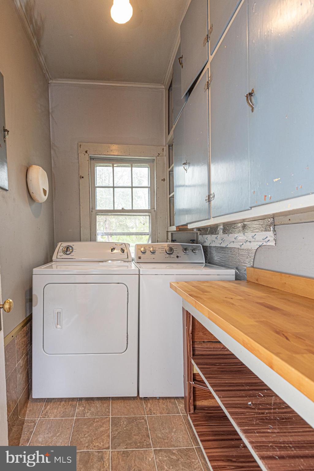 8318 Langmaid Road Newark, MD 21841 - Photo 28 of 122 a utility room with sink dryer and washer