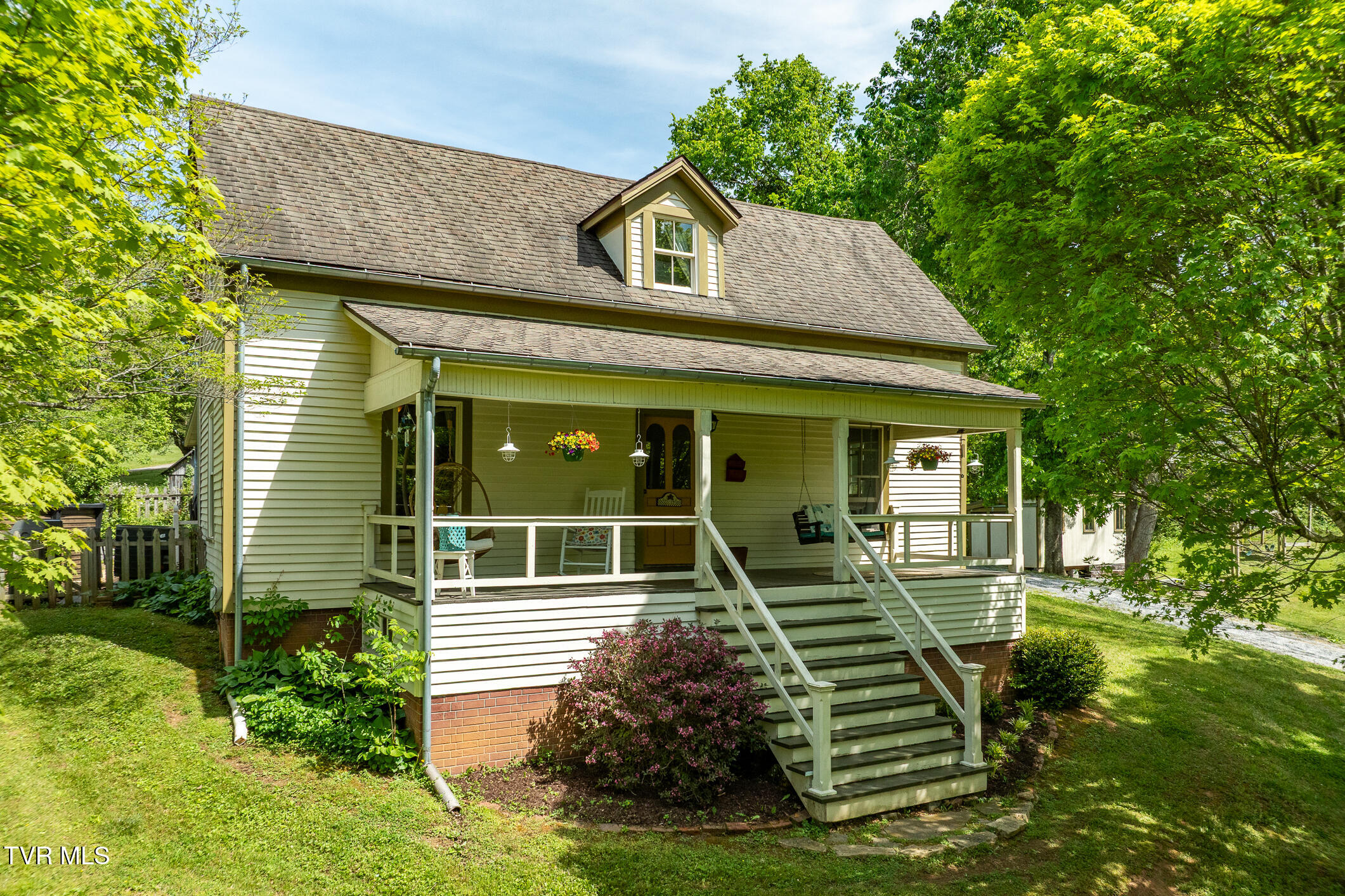 985 Chuckey Pike Chuckey, TN 37641 - Photo 2 of 73 985 Chuckey Pike (17 of 107)