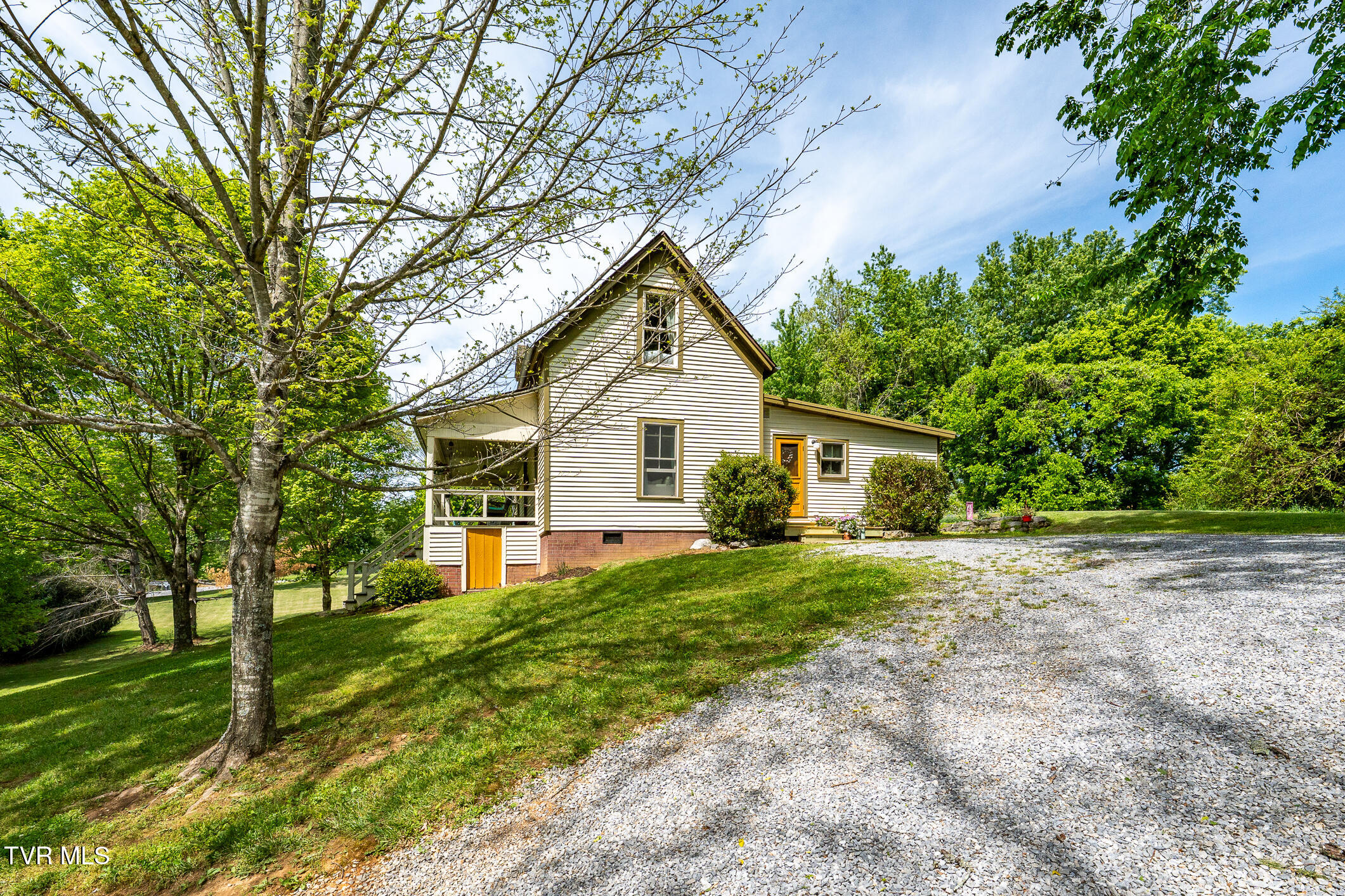 985 Chuckey Pike Chuckey, TN 37641 - Photo 5 of 73 985 Chuckey Pike (51 of 107)