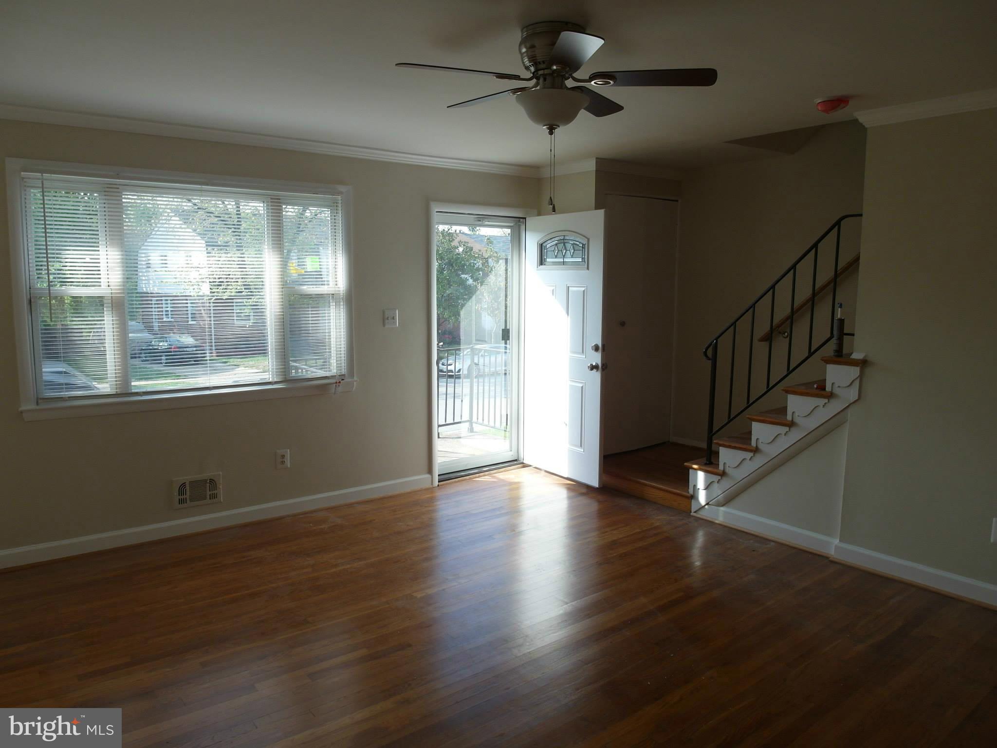 5625 Leiden Road Baltimore, MD 21206 - Photo 4 of 24 Living Room