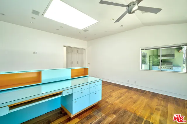 a view of a back yard