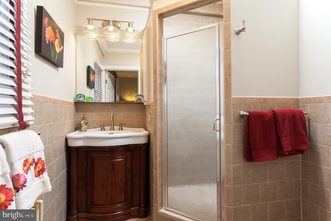 4611 Roland Avenue Baltimore, MD 21210 - Photo 18 of 46 Full Bath