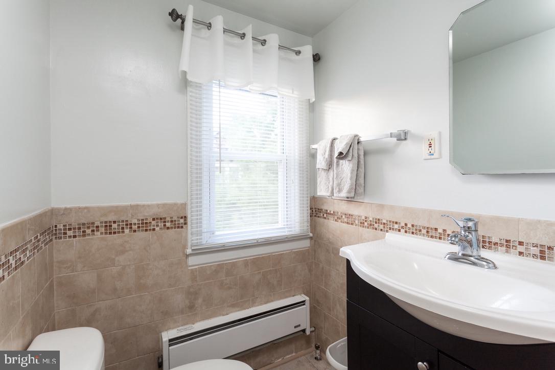 4611 Roland Avenue Baltimore, MD 21210 - Photo 20 of 46 2nd full bath on the first floor
