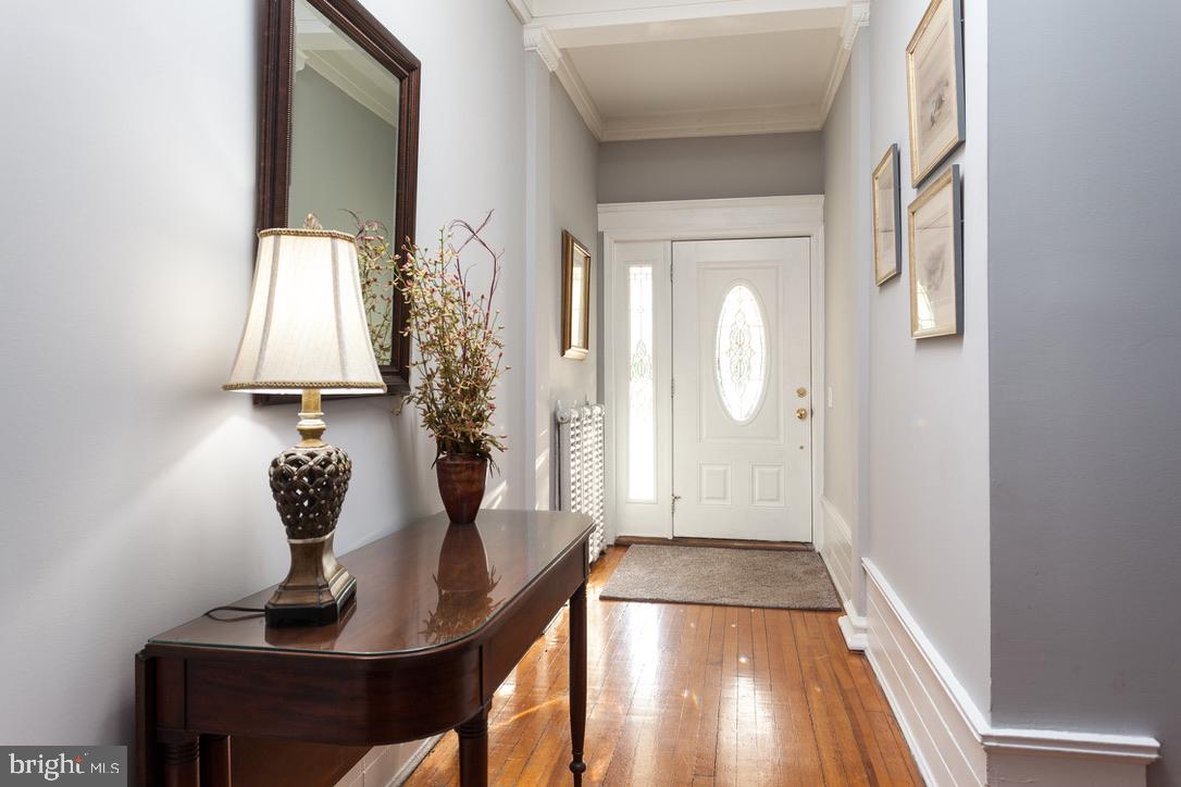 4611 Roland Avenue Baltimore, MD 21210 - Photo 7 of 46 1st unit corridor