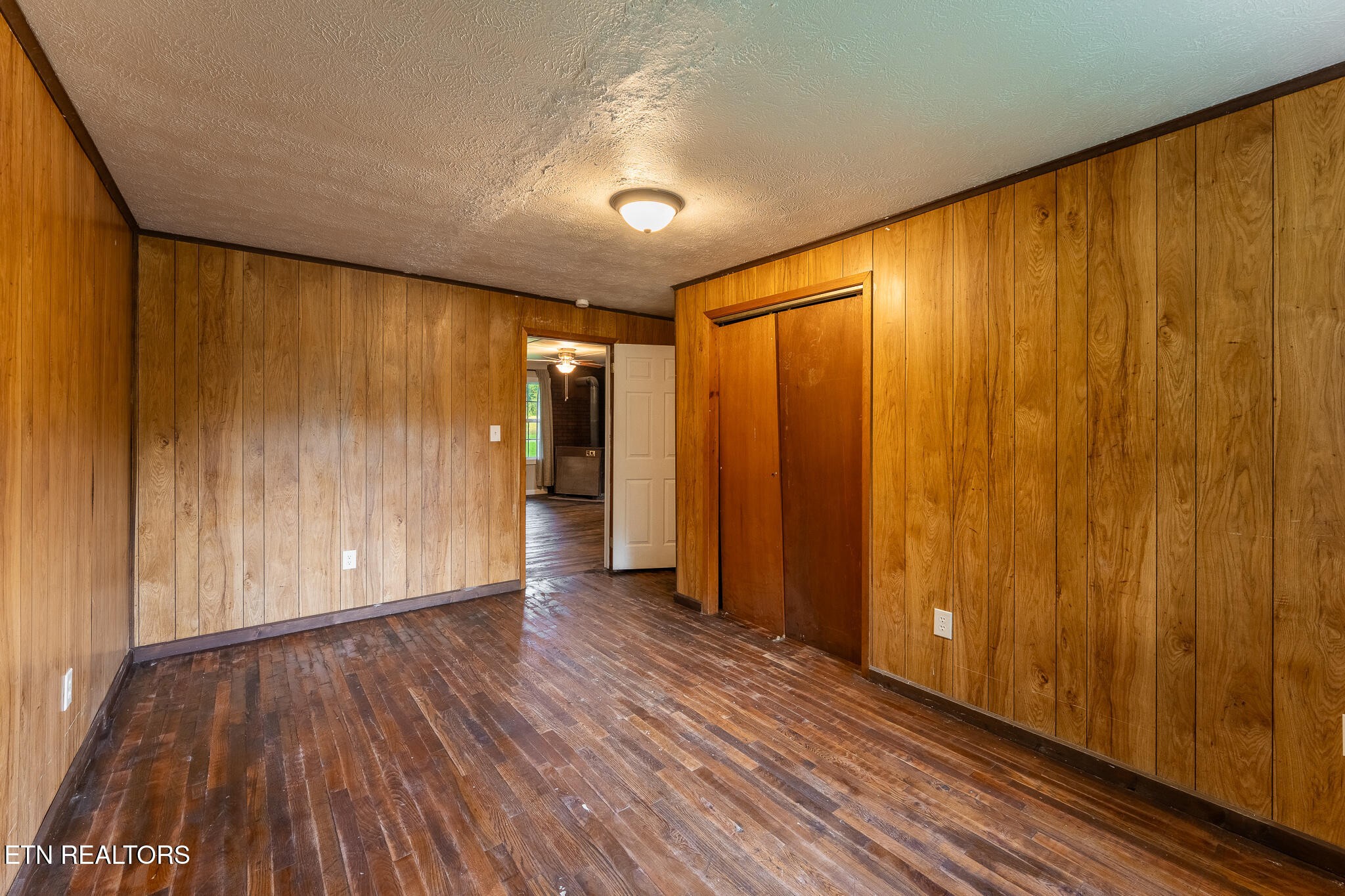 2530 Roslin Road Deer Lodge, TN 37726 - Photo 22 of 58 a view of hallway with wooden floor