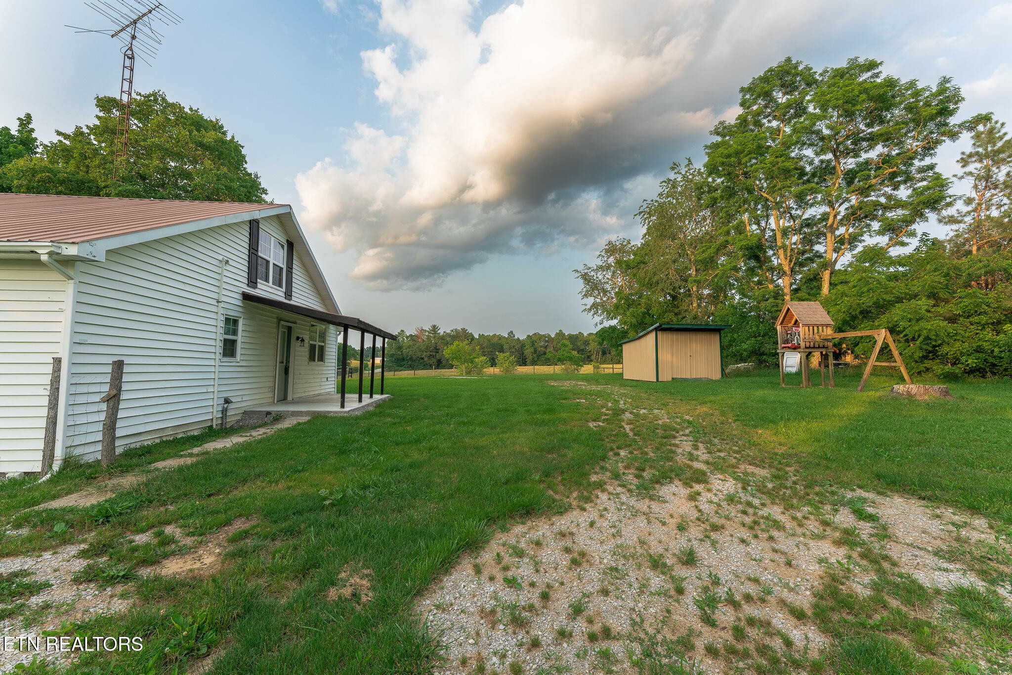 2530 Roslin Road Deer Lodge, TN 37726 - Photo 33 of 58 a view of a backyard with a garden