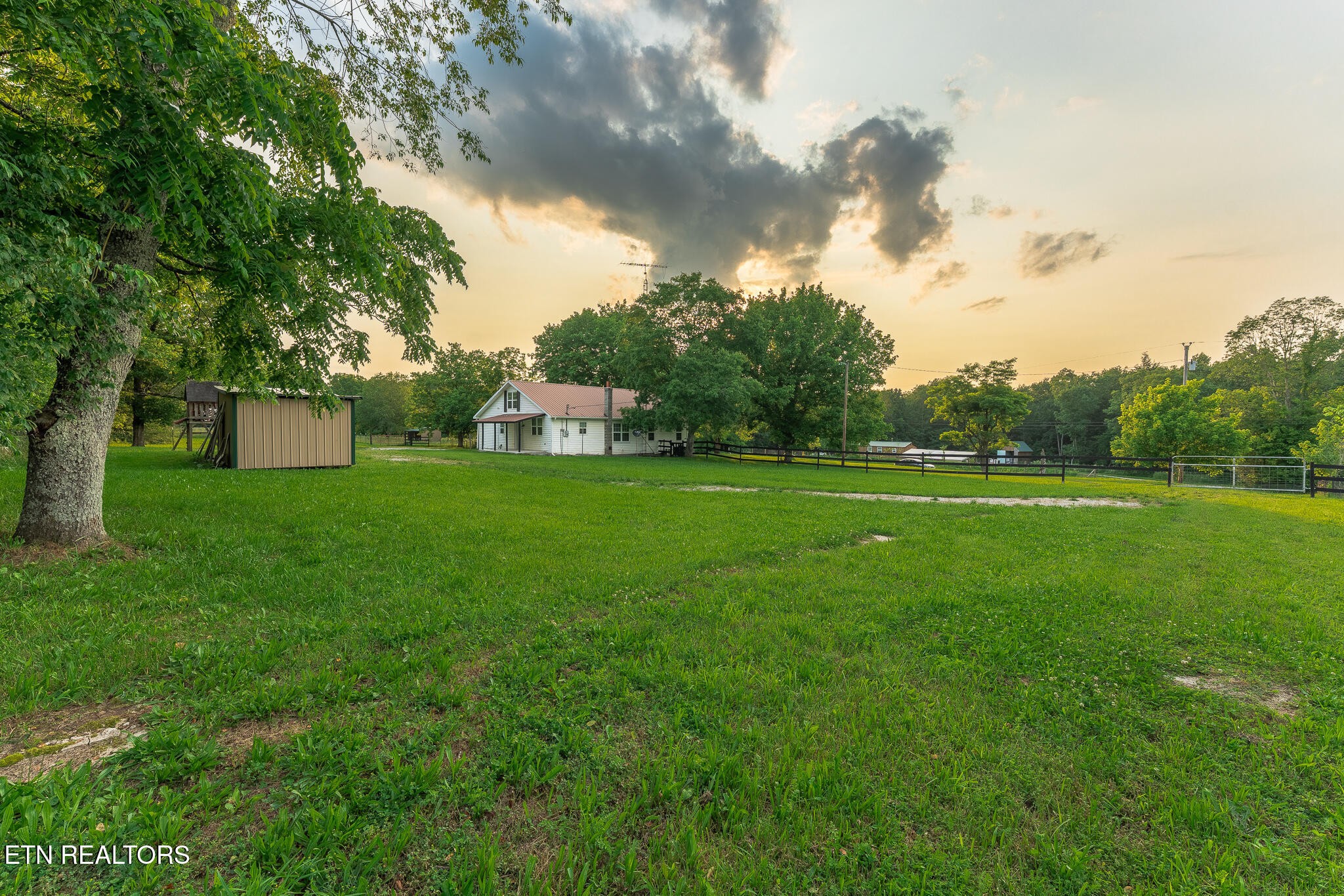 2530 Roslin Road Deer Lodge, TN 37726 - Photo 35 of 58 a backyard of a house with lots of green space