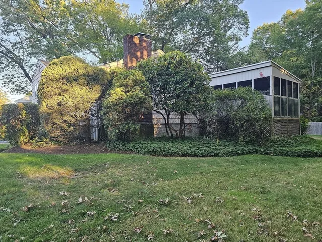 a view of a house with a yard