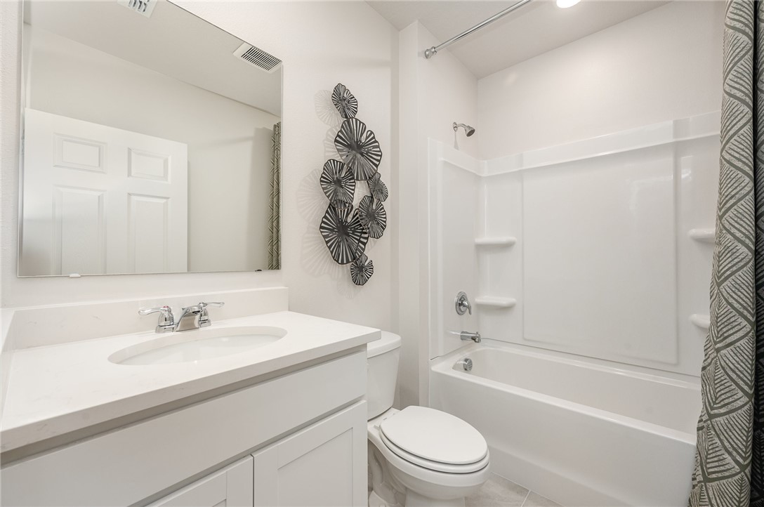 502 Saunders Street Sebastian, FL 32958 - Photo 27 of 30 a bathroom with a sink toilet and a bathtub