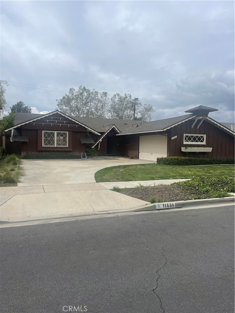 a view of houses with sky view