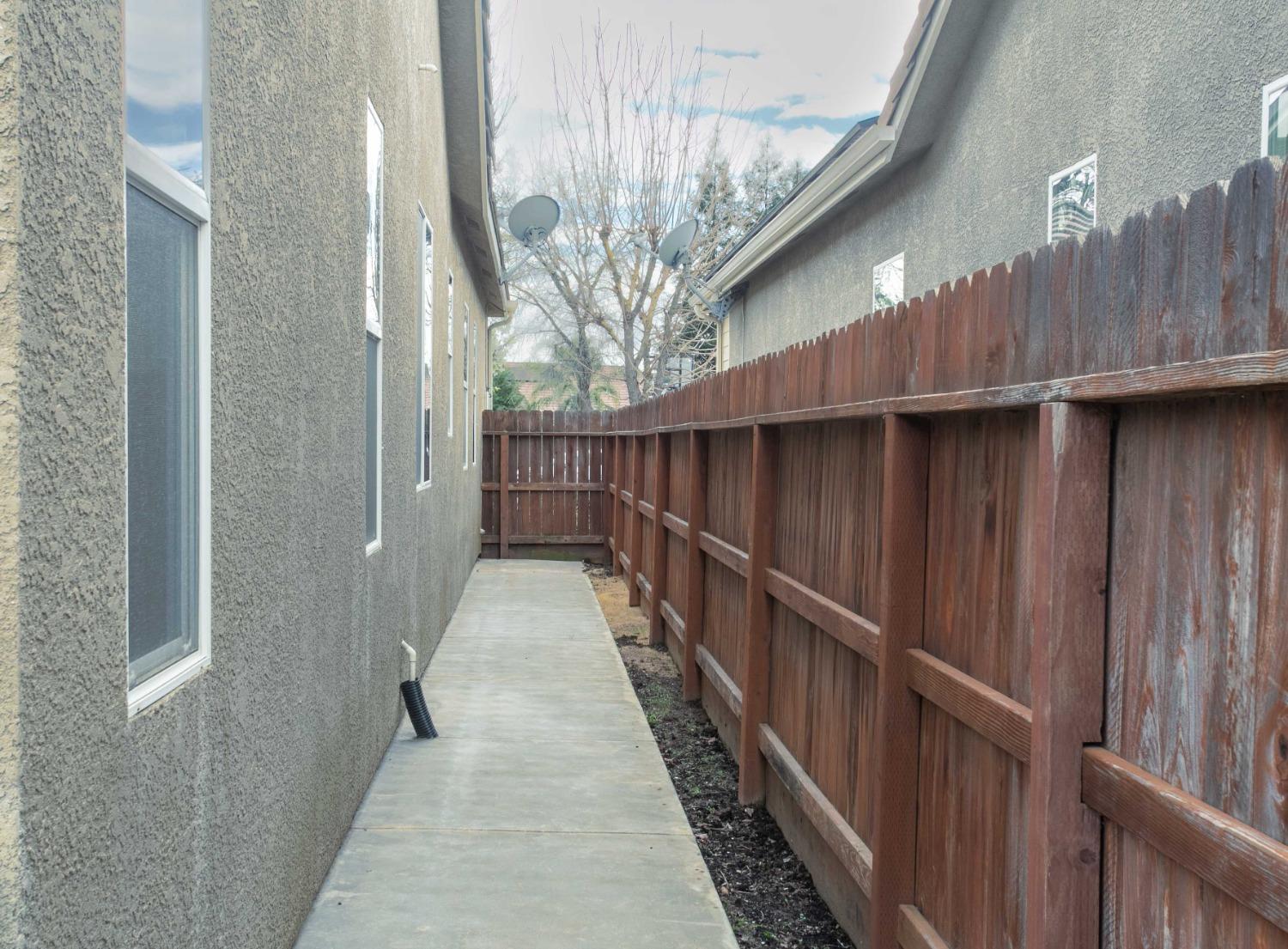 3271 Graybark Avenue Clovis, CA 93619 - Photo 25 of 26 a view of a wooden balcony