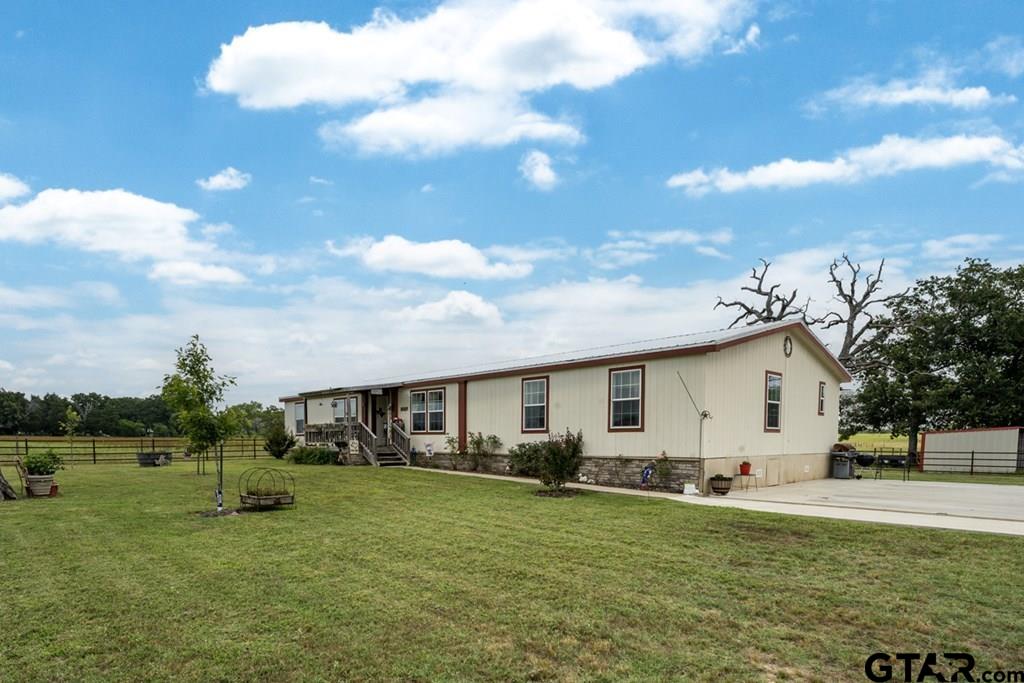 12350 County Road 2911 Eustace, TX 75124 - Photo 6 of 43 a front view of a house with a garden