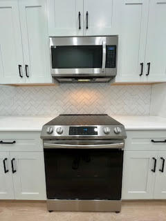 102 Pinecrest Circle, Unit C Jupiter, FL 33458 - Photo 8 of 38 a stove top oven sitting inside of a kitchen