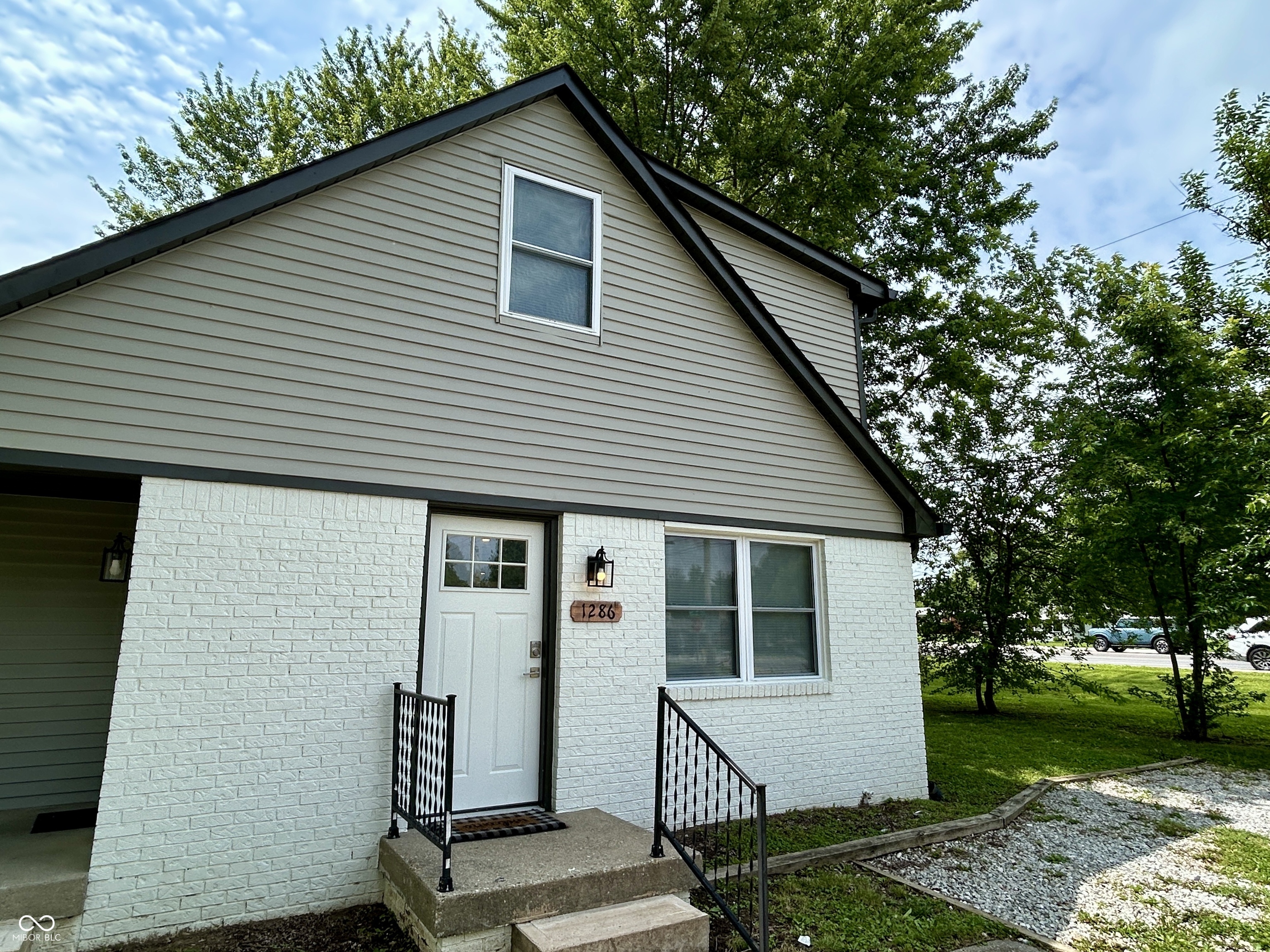 1286 Stonegate Road Greenwood, IN 46142 - Photo 3 of 27