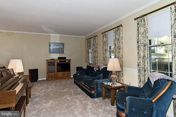 1 Thorburn Road Gaithersburg, MD 20878 - Photo 4 of 19 Living Room