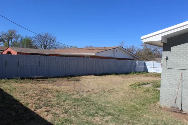 a view of a backyard