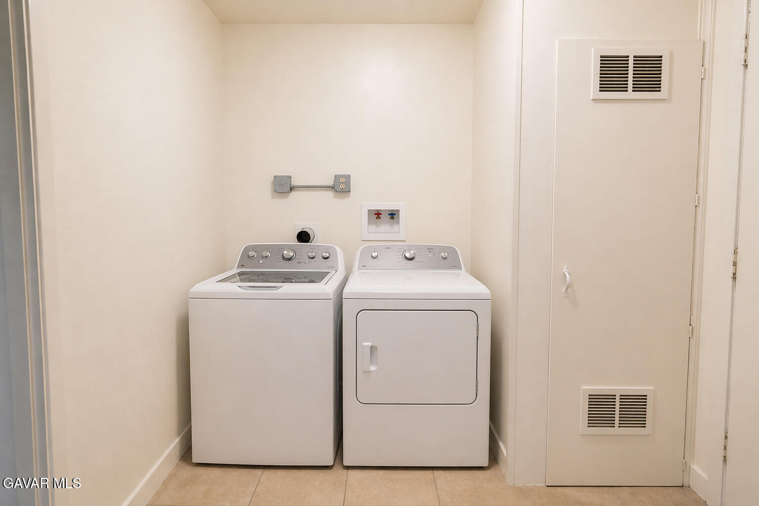 45409 Rodin Avenue Lancaster, CA 93535 - Photo 13 of 17 a utility room with dryer and washer