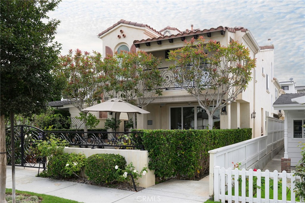 618 Iris Avenue, Unit B Corona del Mar, CA 92625 - Photo 4 of 20 a front view of house with yard