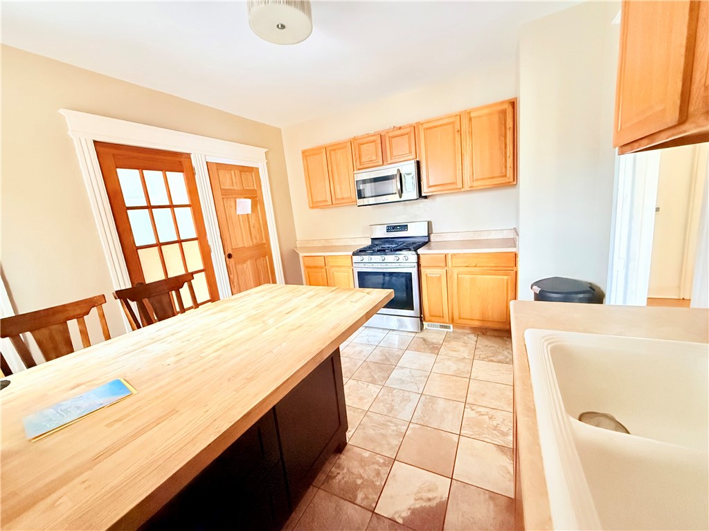 948 Monroe Avenue Rochester, NY 14620 - Photo 9 of 18