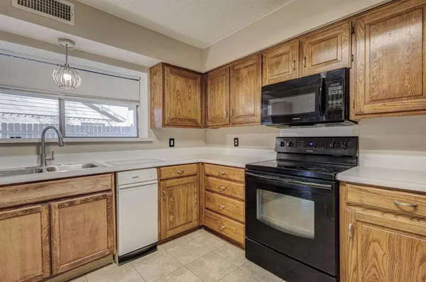 $1,775 | 1413 Palmnold Circle East, Fort Worth, TX 76120