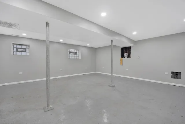 an empty room with windows and pillars in it