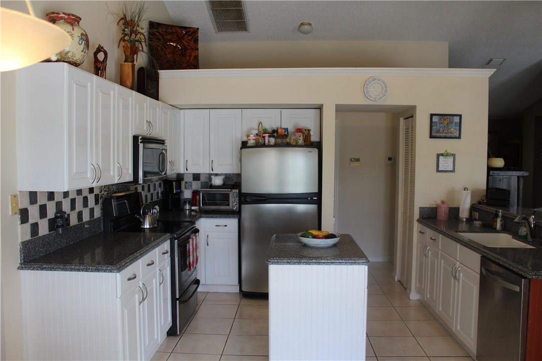 1335 Sabal Lakes Road Delray Beach, FL 33445 - Photo 4 of 16 Kitchen