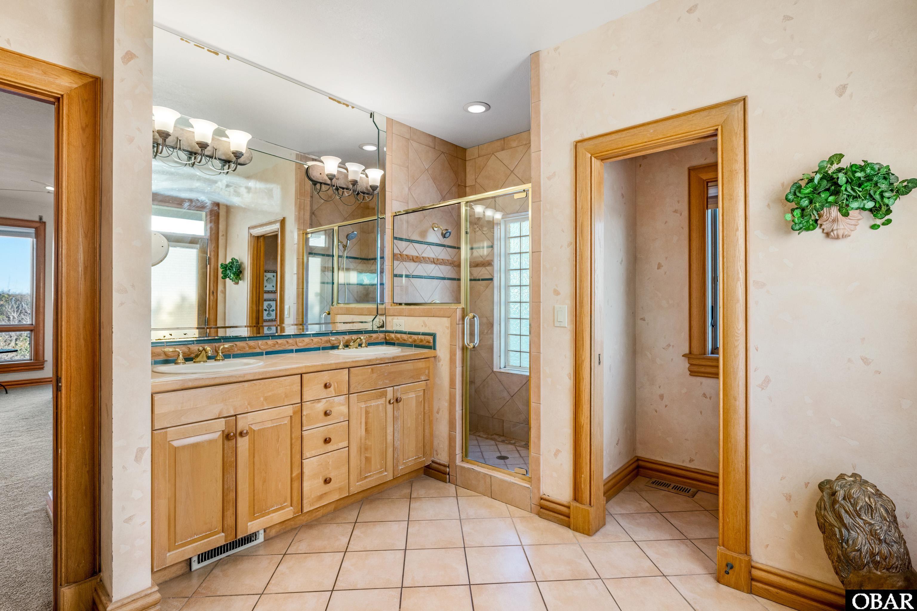 135 Salt House Road Corolla, NC 27927 - Photo 31 of 50 Oceanfront en suite bath