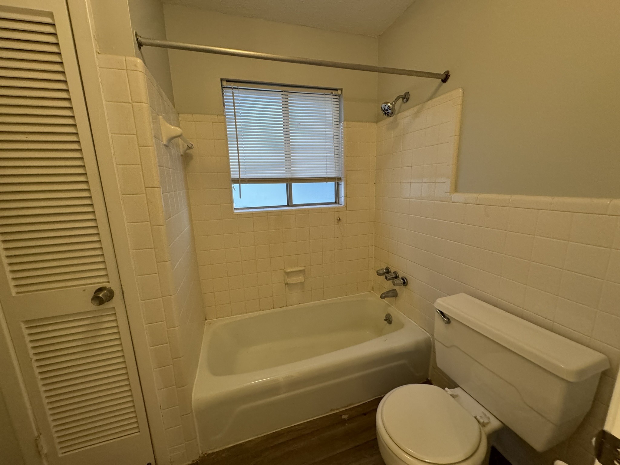 2523 Syon Drive Memphis, TN 38119 - Photo 48 of 54 a bathroom with a toilet and a bathtub