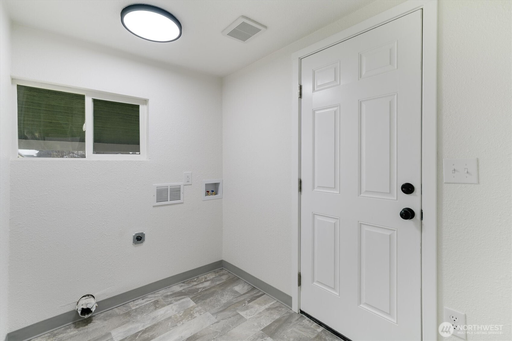 310 Cypress Street Longview, WA 98632 - Photo 11 of 40 a view of a livingroom with a flesh screen