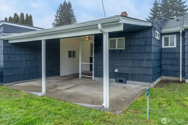 a view of a house with a yard