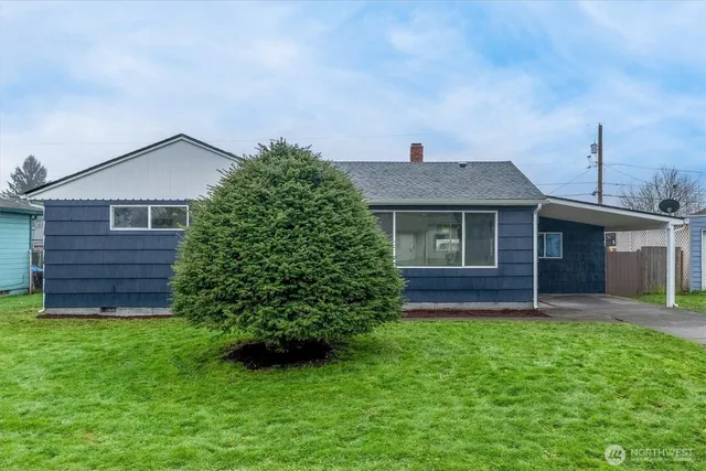 a view of a house with a yard