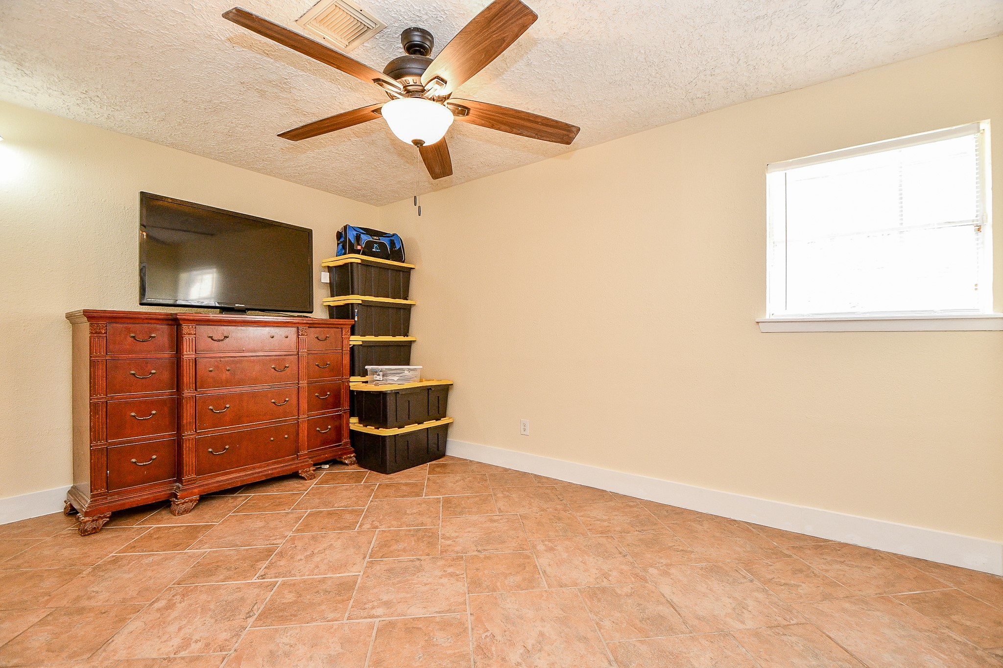 618 Keith Avenue Houston, TX 77504 - Photo 28 of 43 a room with furniture and flat screen tv
